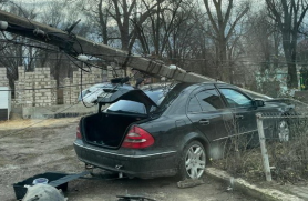 FOTO // A lăsat orașul fără decorațiunile de Crăciun după ce s-a bușit cu automobilul într-un stâlp. Șoferul salvat de airbag-uri