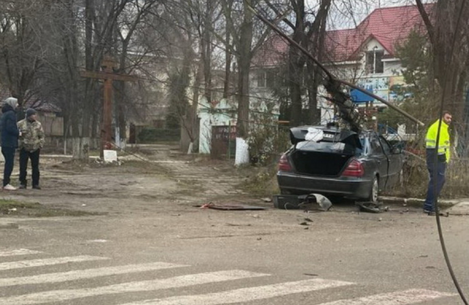 FOTO // A lăsat orașul fără decorațiunile de Crăciun după ce s-a bușit cu automobilul într-un stâlp. Șoferul salvat de airbag-uri