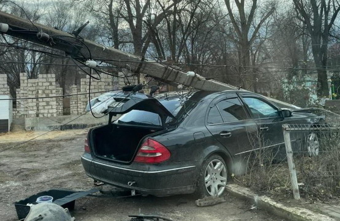 FOTO // A lăsat orașul fără decorațiunile de Crăciun după ce s-a bușit cu automobilul într-un stâlp. Șoferul salvat de airbag-uri