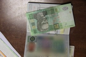 Cinci ucraineni au încercat să corupă cu bani angajații Poliției de Frontieră