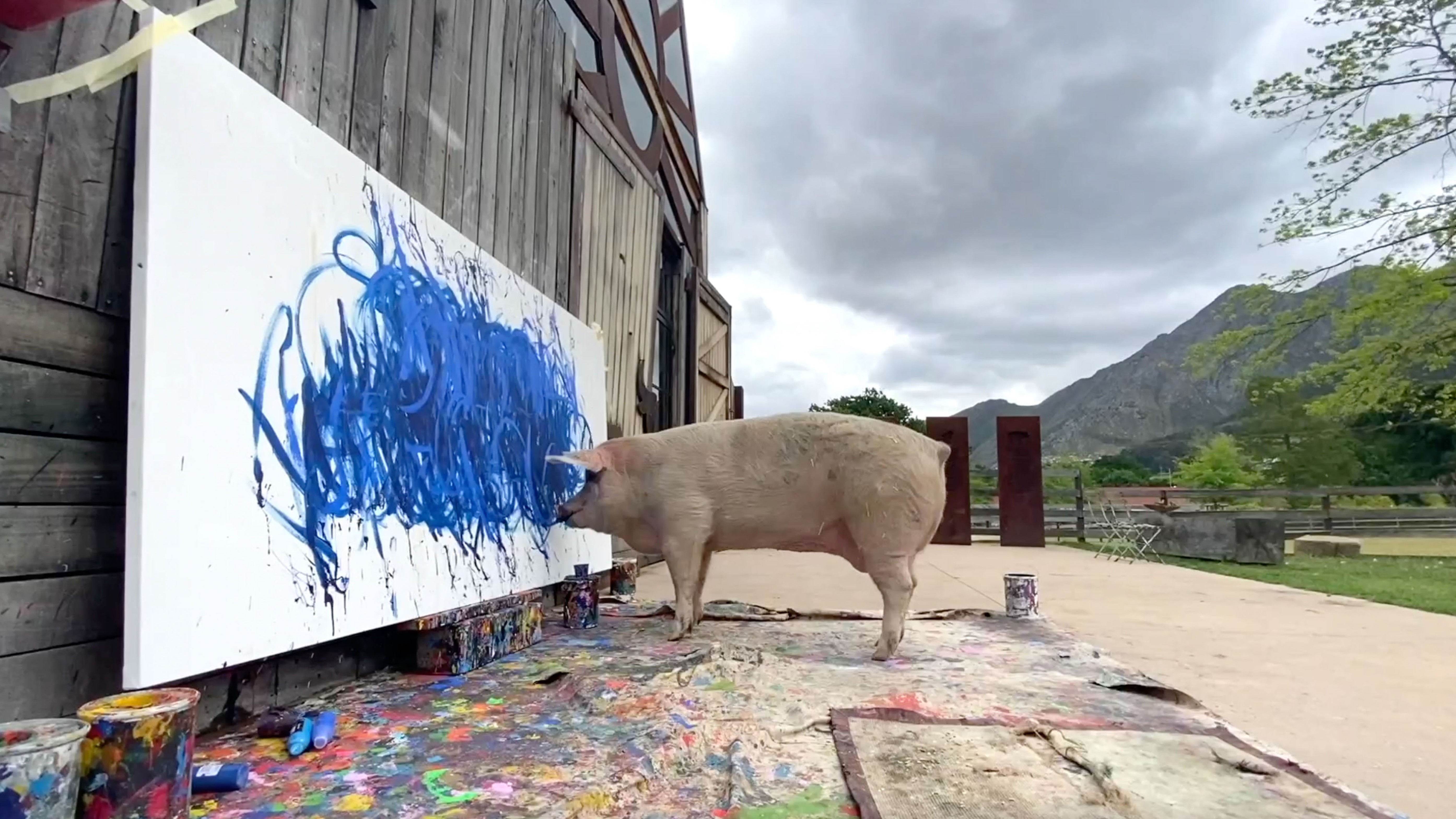 FOTO // Un tablou pictat de un porc s-a vândut cu 20.000 de lire sterline