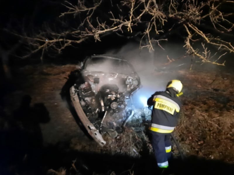 FOTO // Tragedie la Cimișlia. Un bărbat a ars de viu după ce s-a lovit cu mașina într-un copac