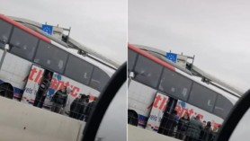 VIDEO // „Așa se trece vama fără să intri în carantină, cu 50 de euro!” Polițist, filmat în timp ce ar fi primit mită de la români sosiți din străinătate