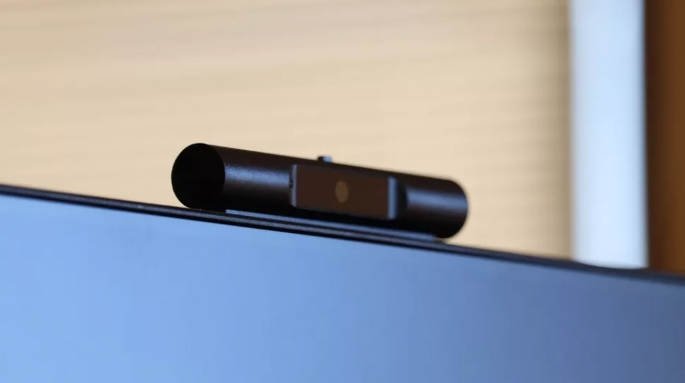 Mă poate spiona cineva prin intermediul webcam-ului și cum mă pot proteja?
