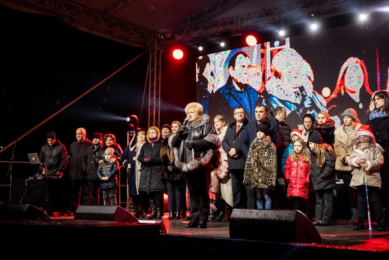 FOTO&VIDEO // S-a deschis cel mai frumos Târg de Crăciun din țară. Toată Moldova a venit la Orheiland
