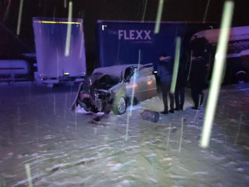 FOTO // Accident GRAV la Suruceni. O femeie a ajuns la spital după ce un automobil s-a tamponat într-un camion