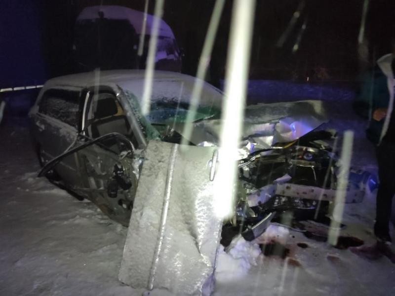FOTO // Accident GRAV la Suruceni. O femeie a ajuns la spital după ce un automobil s-a tamponat într-un camion