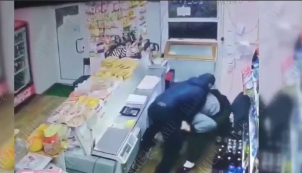 VIDEO // Și-a luat iubita la pumni chiar în alimentara în care lucra femeia. L-ar fi înșelat cu alt bărbat