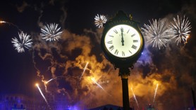 Lenjerie intimă roșie, sărutul de la miezul nopții și alte obiceiuri de Revelion despre care nu știai