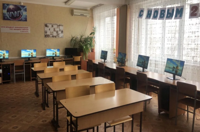 FOTO // Magazinul Accent Electronic a donat calculatoare noi unui liceu din Chișinău