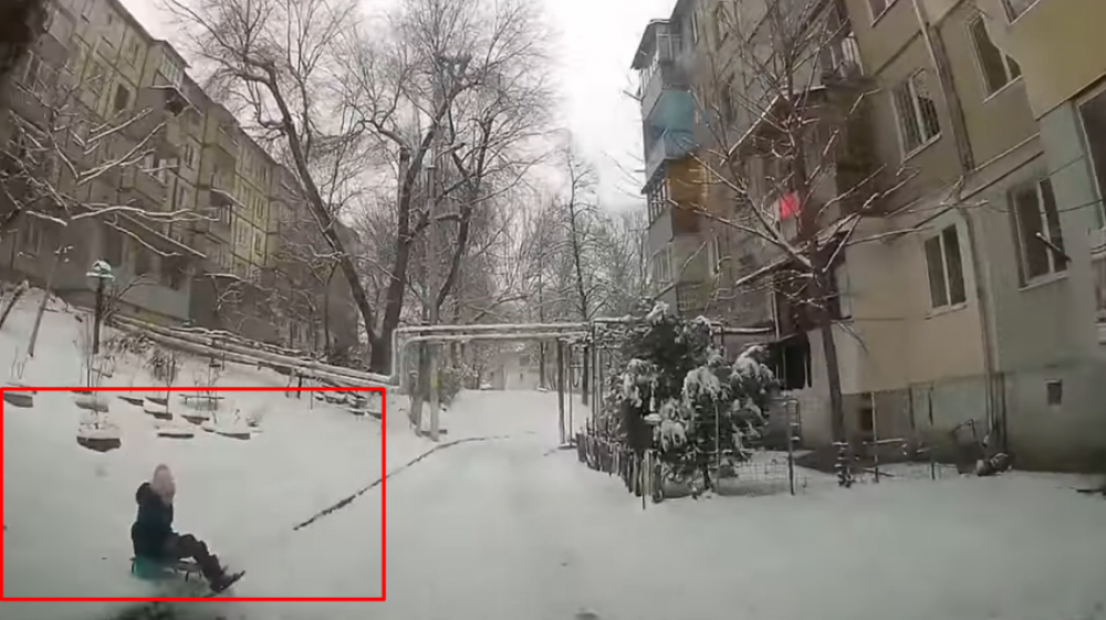 VIDEO // O fetiță din Capitală, la un pas de a ajunge sub roțile unei mașini