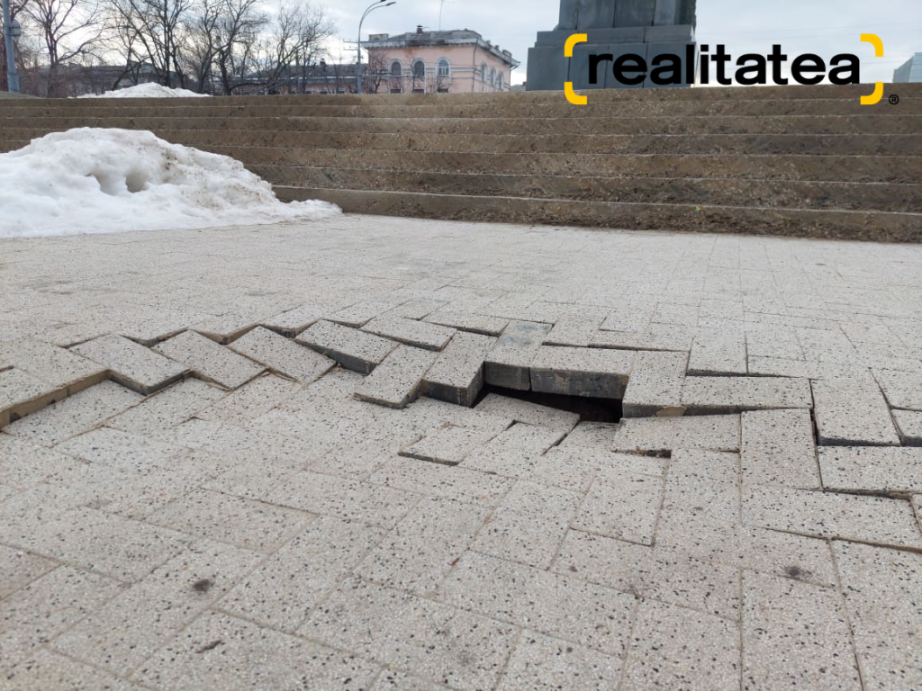 S-a „topit” și pavajul? „Cratere” pe o alee pietonală proaspăt renovată din Chișinău