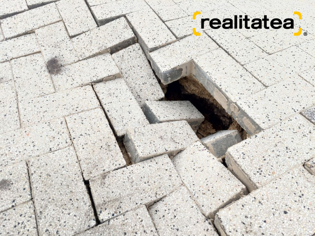 S-a „topit” și pavajul? „Cratere” pe o alee pietonală proaspăt renovată din Chișinău