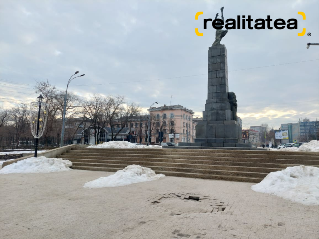 S-a „topit” și pavajul? „Cratere” pe o alee pietonală proaspăt renovată din Chișinău