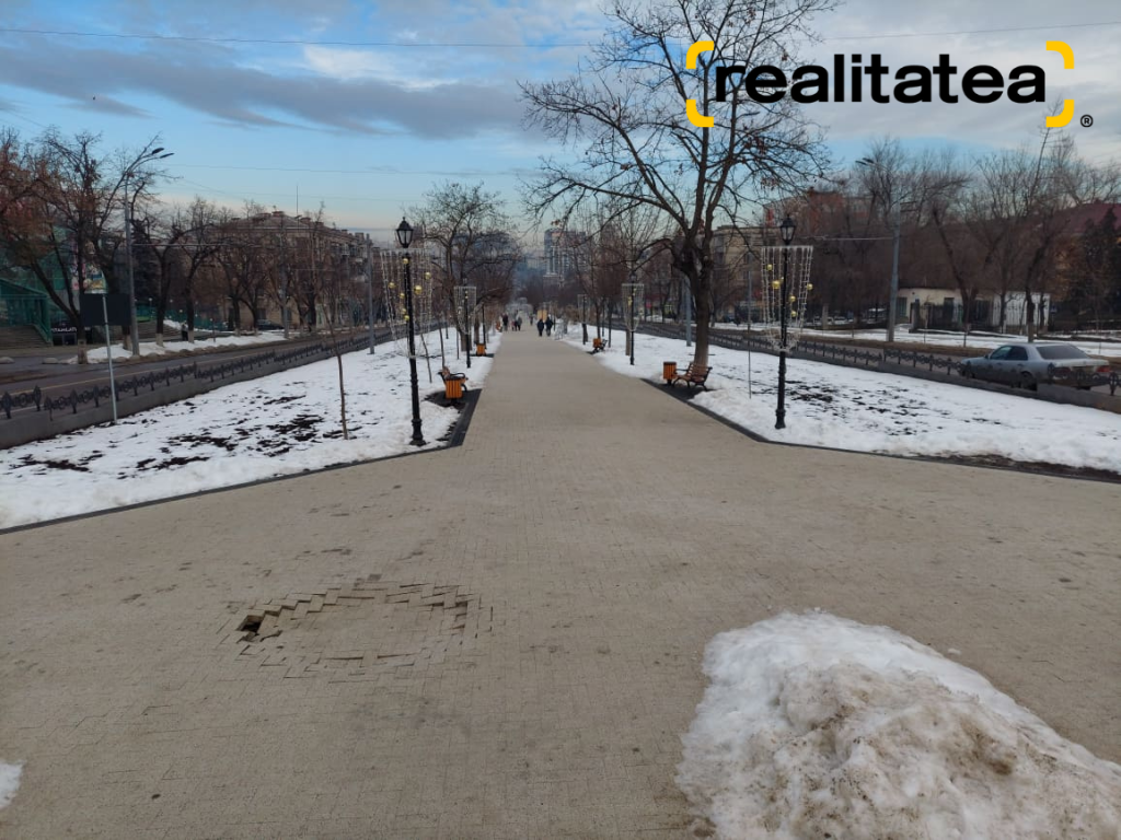 S-a „topit” și pavajul? „Cratere” pe o alee pietonală proaspăt renovată din Chișinău