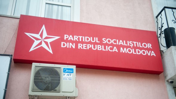 Geamul unui sediu al PSRM spart de persoane necunoscute