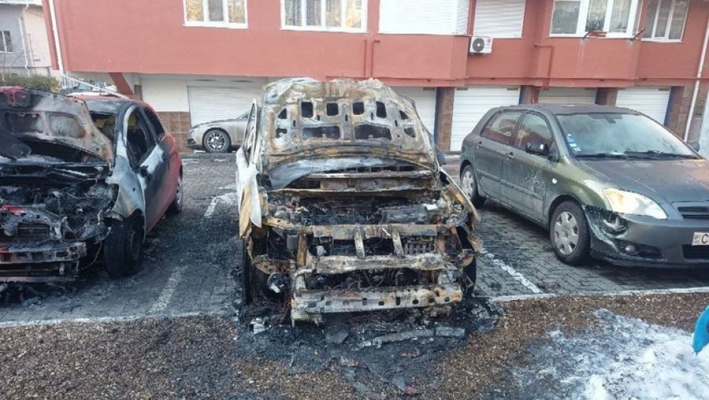 VIDEO // Noi DETALII despre incendiul care a distrus câteva mașini în sectorul Râșcani al capitalei