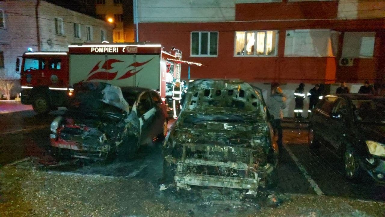 FOTO // Incendiu nocturn în Capitală. Un Mitsubishi a ars complet, iar alte două automobile au fost afectate parțial