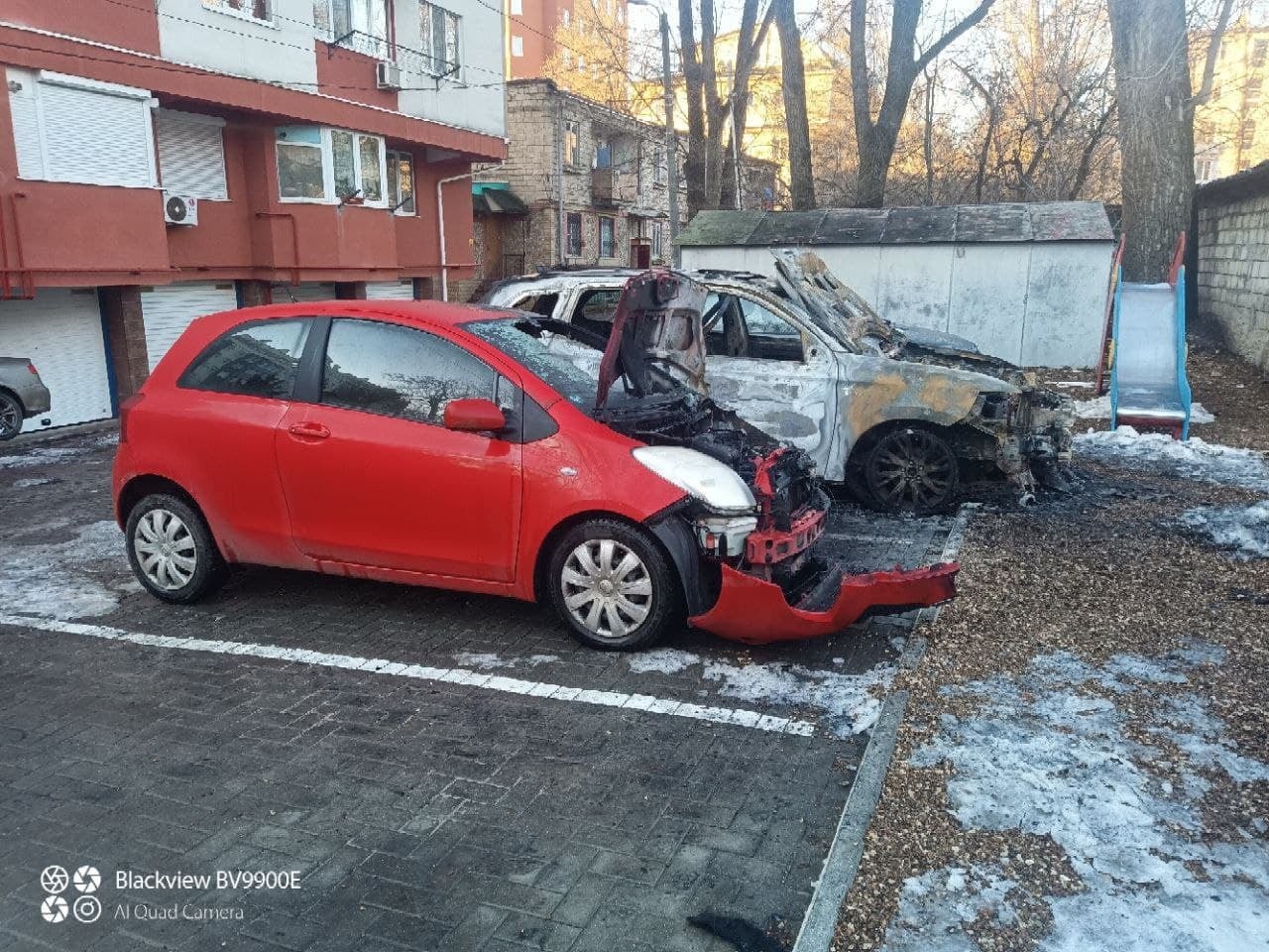 FOTO // Incendiu nocturn în Capitală. Un Mitsubishi a ars complet, iar alte două automobile au fost afectate parțial