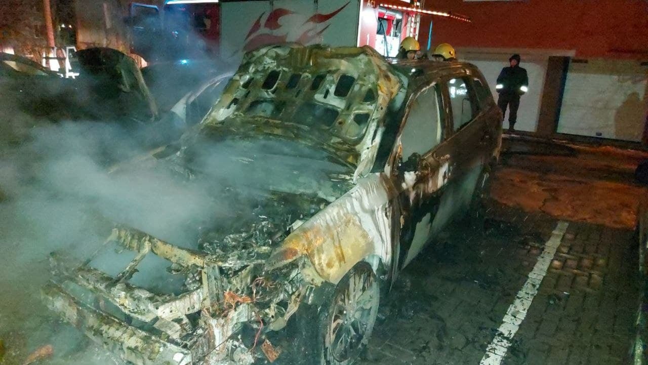 FOTO // Incendiu nocturn în Capitală. Un Mitsubishi a ars complet, iar alte două automobile au fost afectate parțial