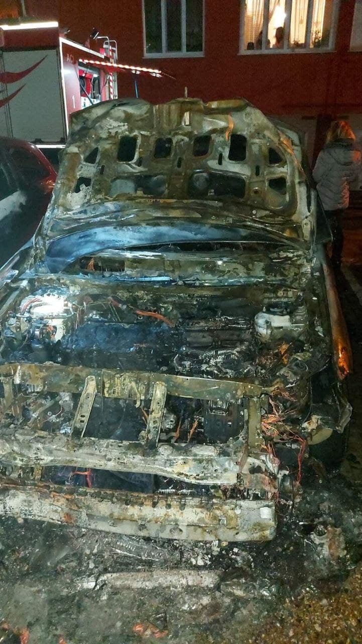 FOTO // Incendiu nocturn în Capitală. Un Mitsubishi a ars complet, iar alte două automobile au fost afectate parțial