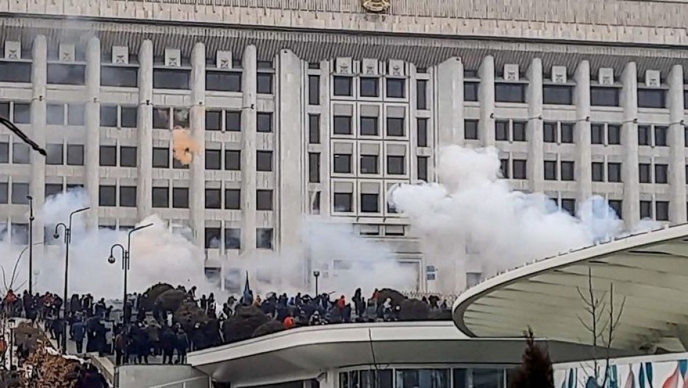 Haos în Kazahstan provocat de scumpirea gazului. Cetățenii nu mai pot retrage bani din conturile bancare