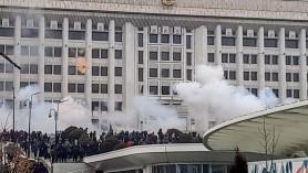 Haos în Kazahstan provocat de scumpirea gazului. Cetățenii nu mai pot retrage bani din conturile bancare