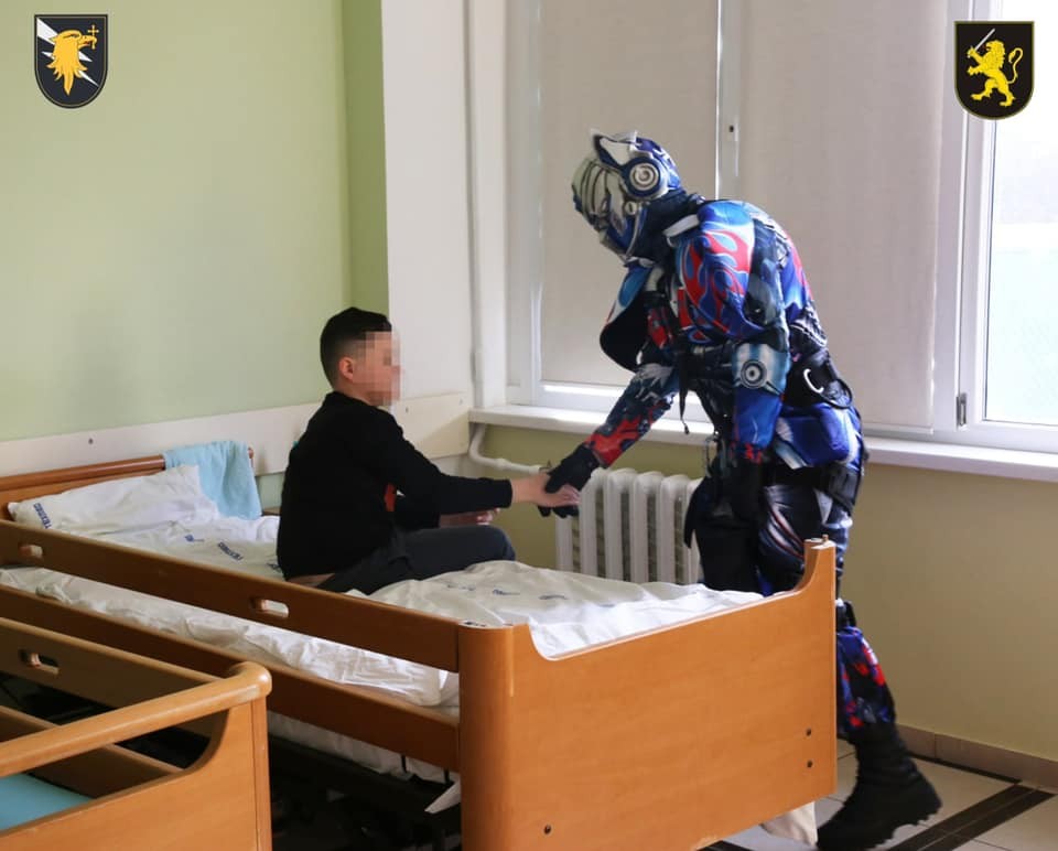 FOTO // Un spital de copii din capitală „luat cu asalt” de supereroi. Misiunea specială pentru Polițiștii „Fulger”