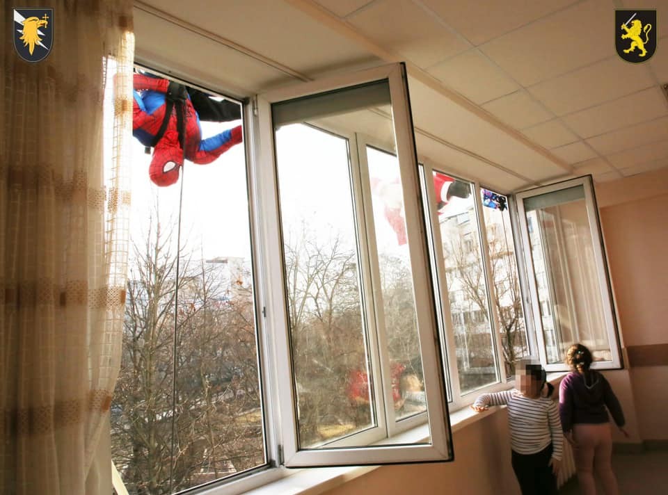 FOTO // Un spital de copii din capitală „luat cu asalt” de supereroi. Misiunea specială pentru Polițiștii „Fulger”