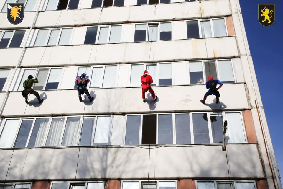 FOTO // Un spital de copii din capitală „luat cu asalt” de supereroi. Misiunea specială pentru Polițiștii „Fulger”