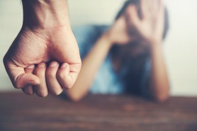 Caz îngrozitor la Cimișlia: Femeie tăiată cu cuțitul pe cap și stropită cu apă clocotită de către concubinul său