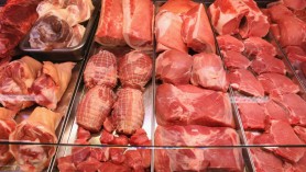 Carnea de pui şi porc ar putea deveni o raritate în magazine. Preţul la energie, principala cauză
