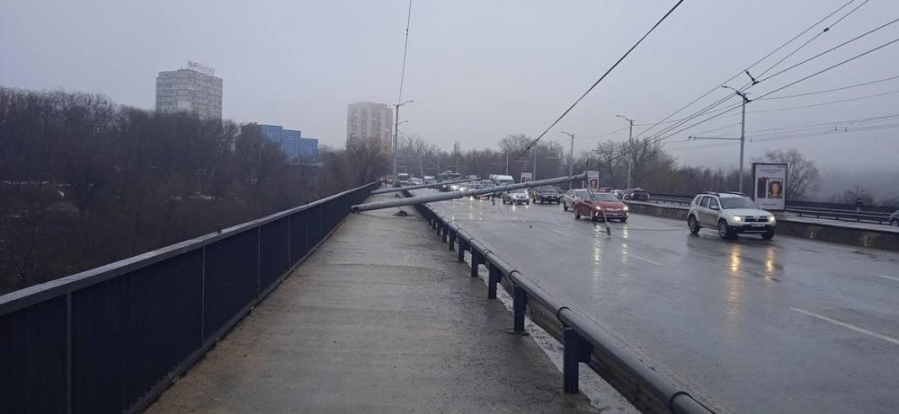 Reacția RTEC după ce au căzut mai mulți piloni care susțin liniile de troleibuz de pe Viaduct