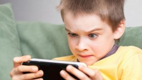 Semnal de ALARMĂ pentru părinți: Telefoanele mobile încetinesc dezvoltarea copiilor