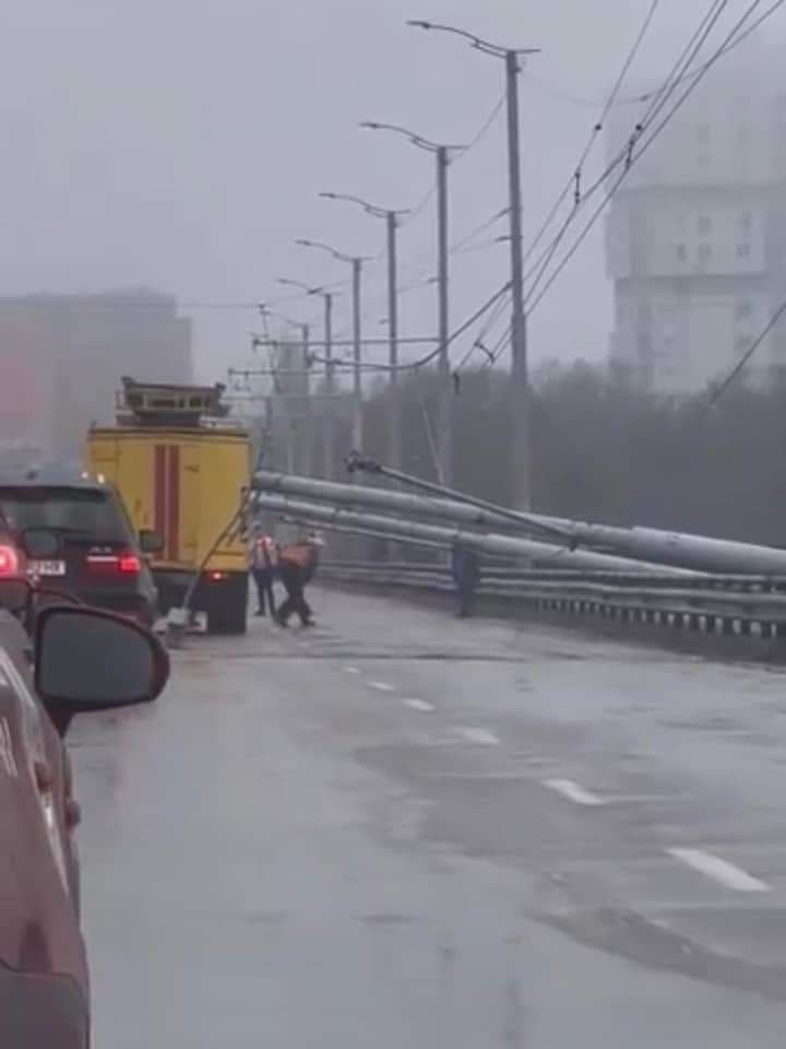 ULTIMA ORĂ! Incident în capitală. Mai mulți piloni de pe viaduct s-au răsturnat