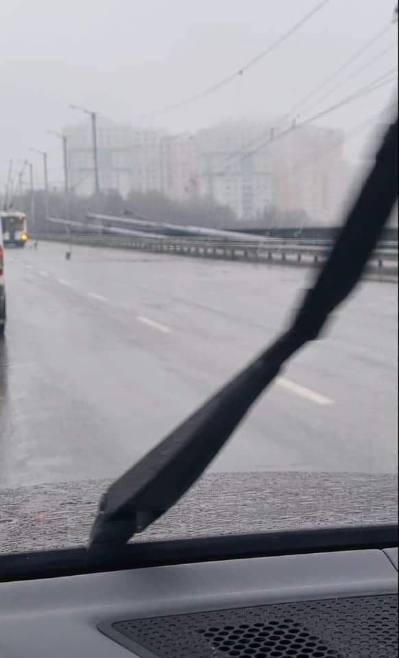 ULTIMA ORĂ! Incident în capitală. Mai mulți piloni de pe viaduct s-au răsturnat