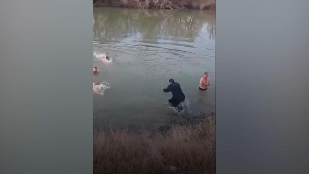 Momentul în care un preot de la Cahul se aruncă cu tot cu sutană în râul Prut pentru a recupera crucea de Bobotează