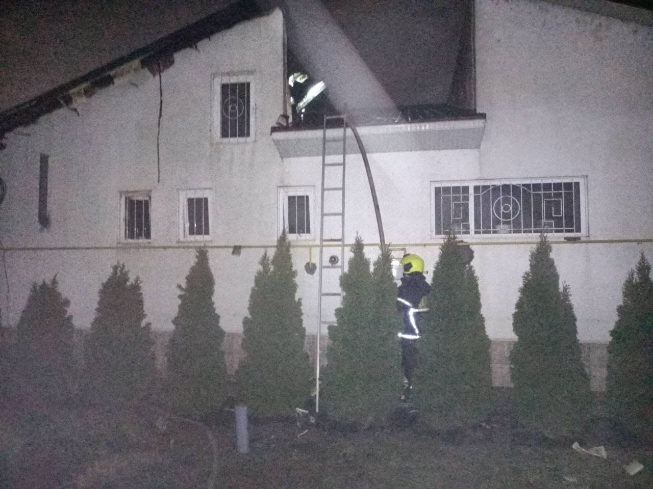 FOTO // Incendiu la Ceadâr-Lunga. Un magazin alimentar a luat foc