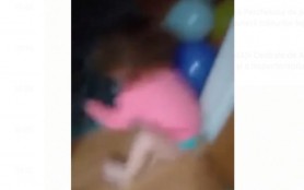 VIDEO // Fetiță de 2 ani, bătută „în direct”, pe Facebook, de mamă