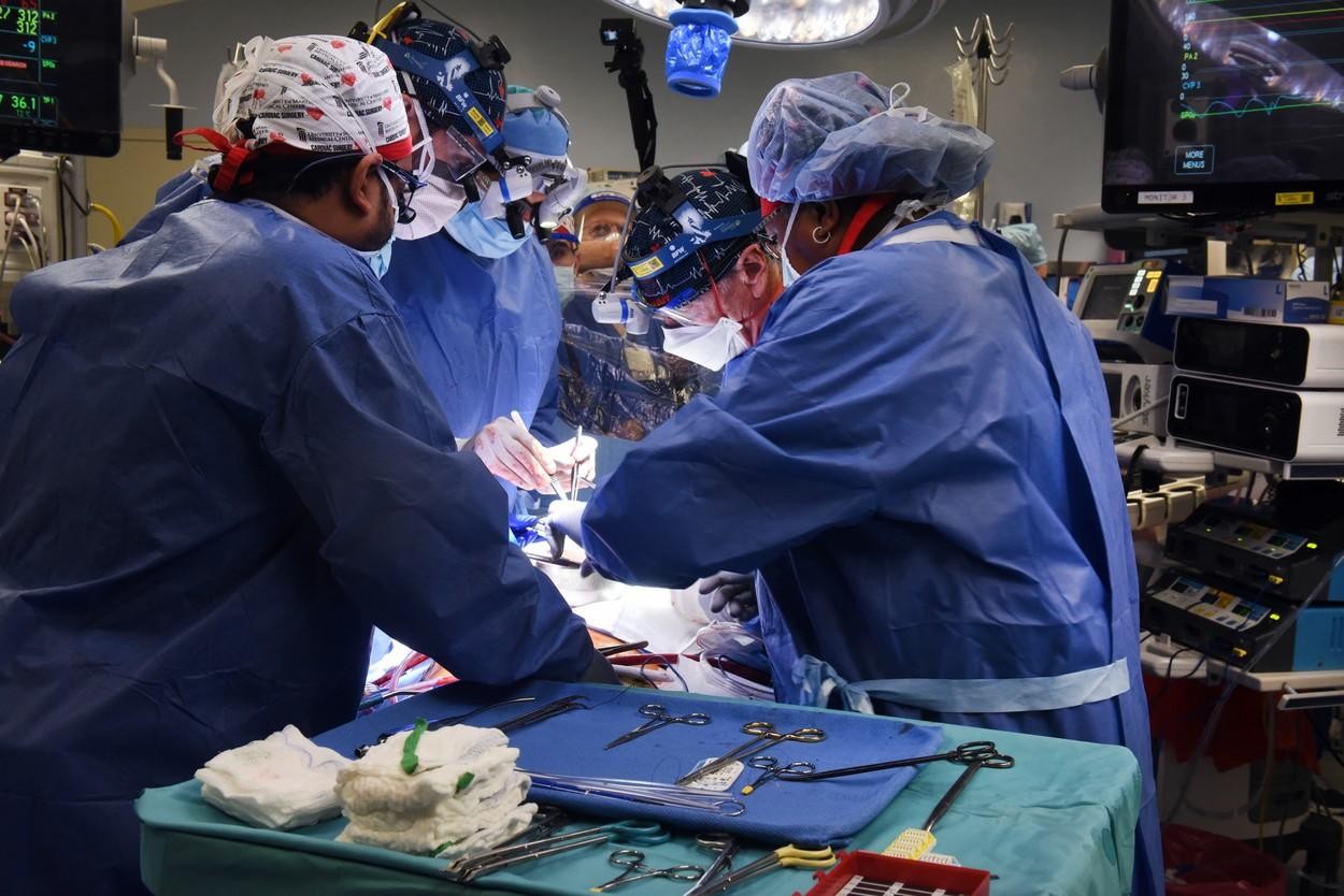 FOTO // Transplant realizat în premieră. Un bărbat a primit inima unui porc