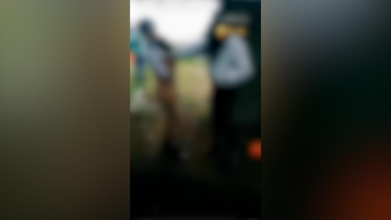 FOTO/VIDEO: Bătaie în curtea unei şcoli: O elevă, luată la palme şi păruită de o fată cu un an mai mare din cauza unui băiat