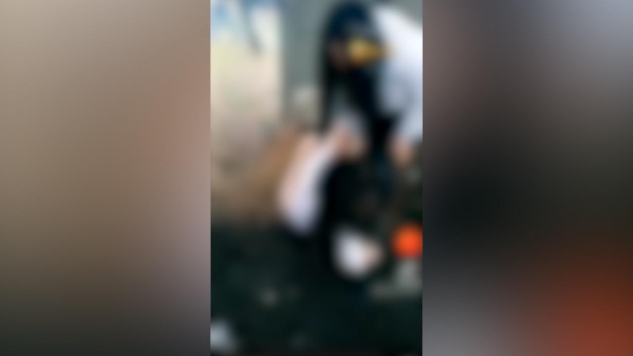 FOTO/VIDEO: Bătaie în curtea unei şcoli: O elevă, luată la palme şi păruită de o fată cu un an mai mare din cauza unui băiat