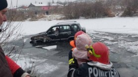 O șoferiță și fetița ei au fost salvate, după ce au căzut cu mașina într-un râu din România