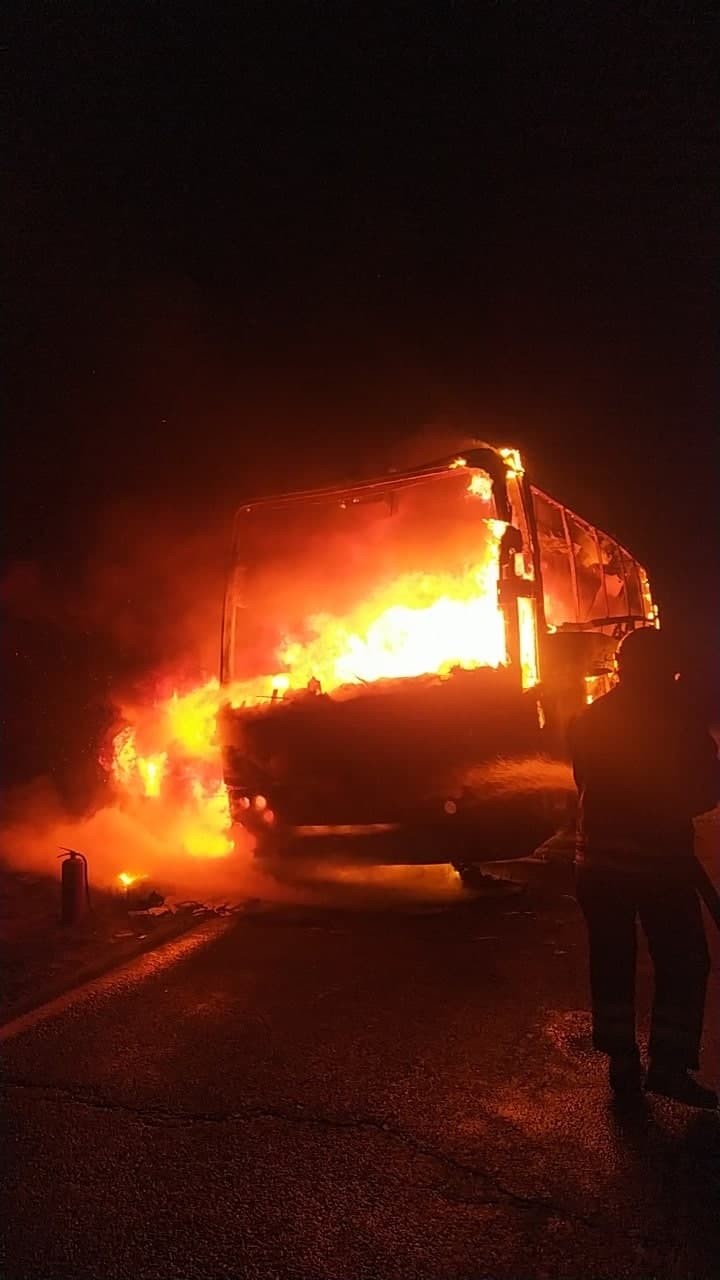FOTO // Un autocar de pe ruta Chișinău-București a ars în apropierea satului Bujor