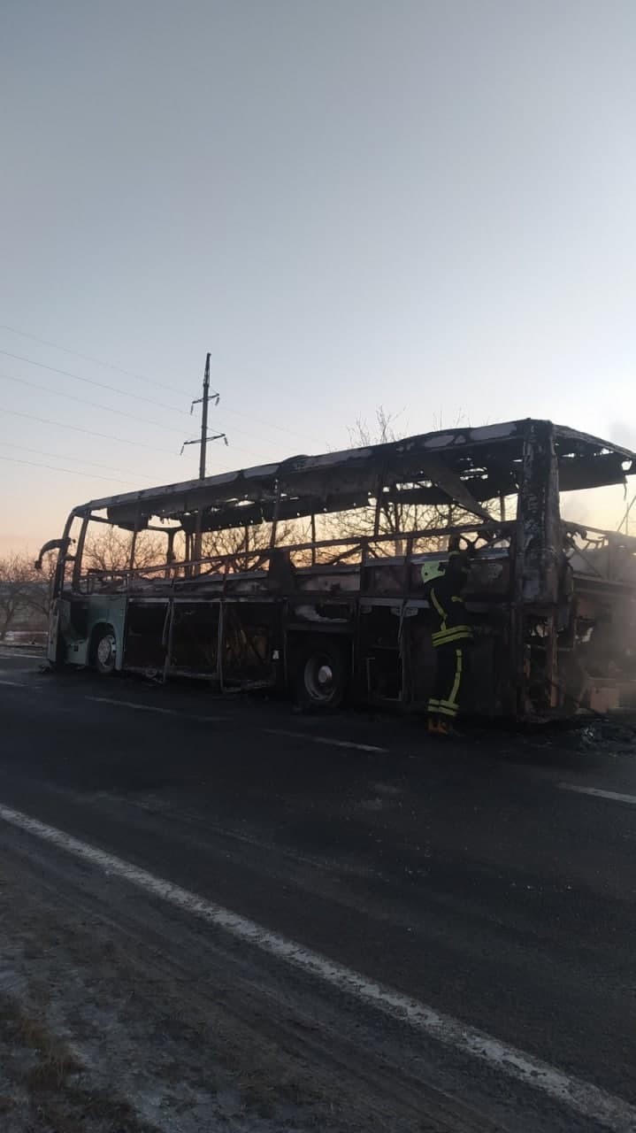 FOTO // Un autocar de pe ruta Chișinău-București a ars în apropierea satului Bujor