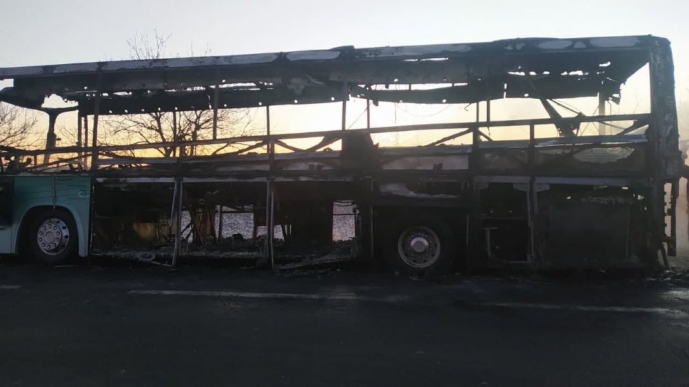 FOTO // Un autocar de pe ruta Chișinău-București a ars în apropierea satului Bujor