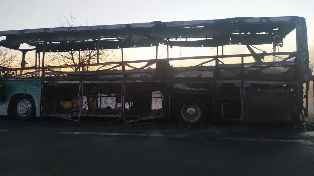 FOTO // Un autocar de pe ruta Chișinău-București a ars în apropierea satului Bujor