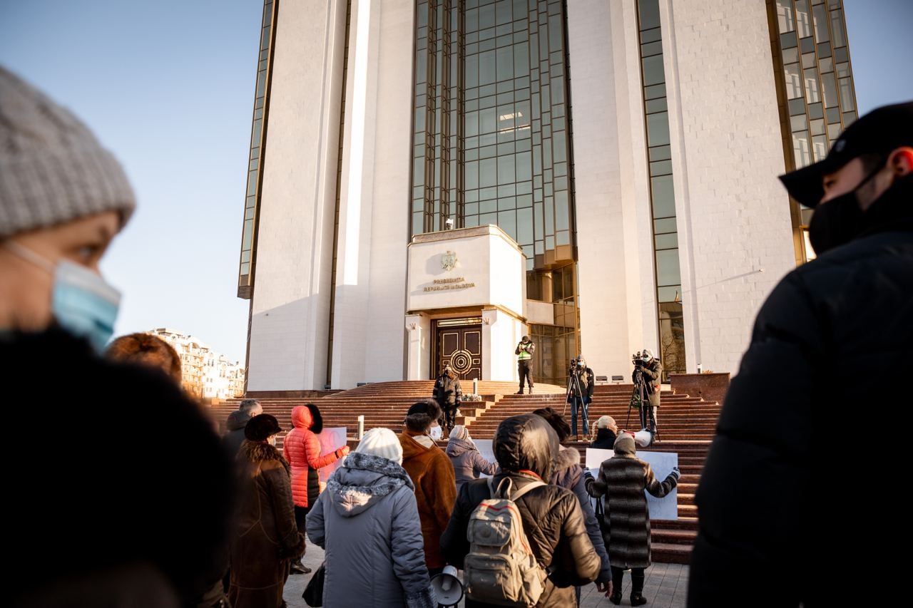 FOTO // Flash mob cu facturi la Președinție. Partidul „ȘOR” critică scumpirile fără precedent a gazelor