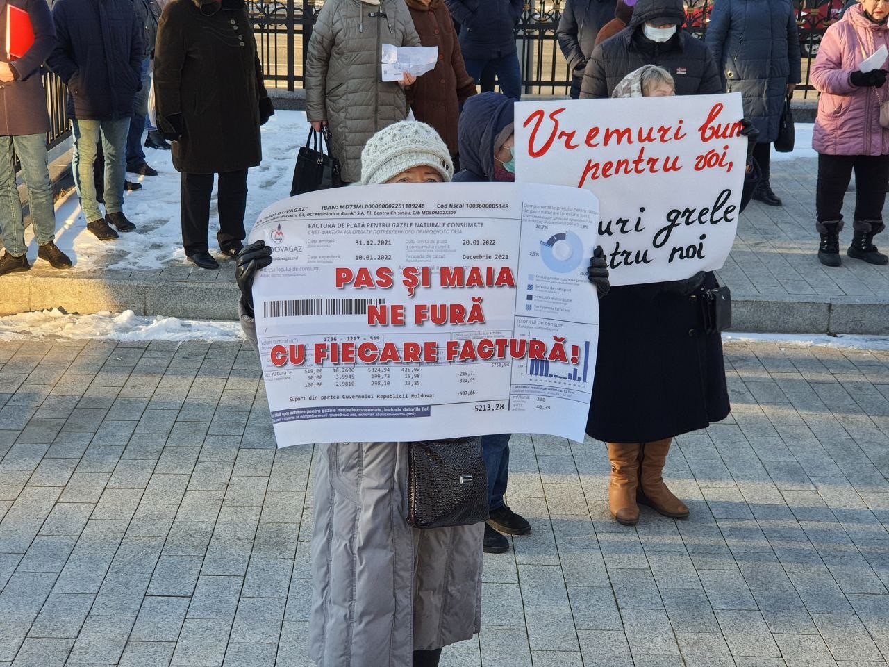 FOTO // Flash mob cu facturi la Președinție. Partidul „ȘOR” critică scumpirile fără precedent a gazelor