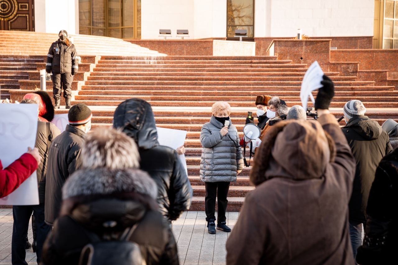 FOTO // Flash mob cu facturi la Președinție. Partidul „ȘOR” critică scumpirile fără precedent a gazelor